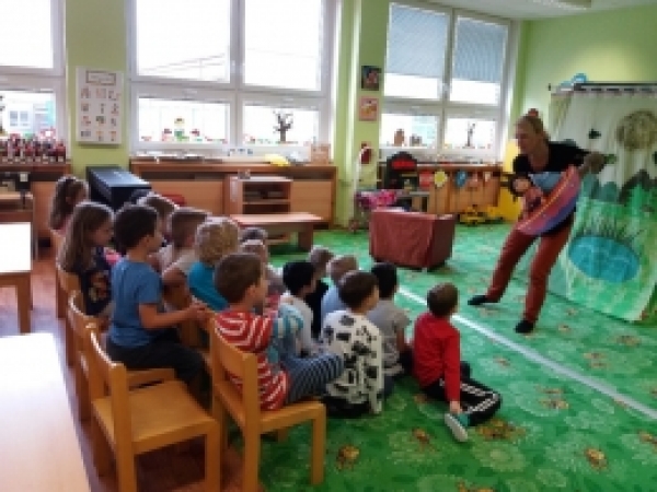 Divadlo s Cepíkem v Sovičkách - Každé jídlo, které máme, aspoň trochu ochutnáme